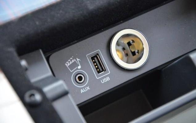 到底車內的USB介面可不可以用來充電？它的真正用途是...