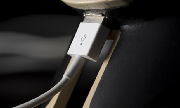 到底車內的USB介面可不可以用來充電？它的真正用途是...