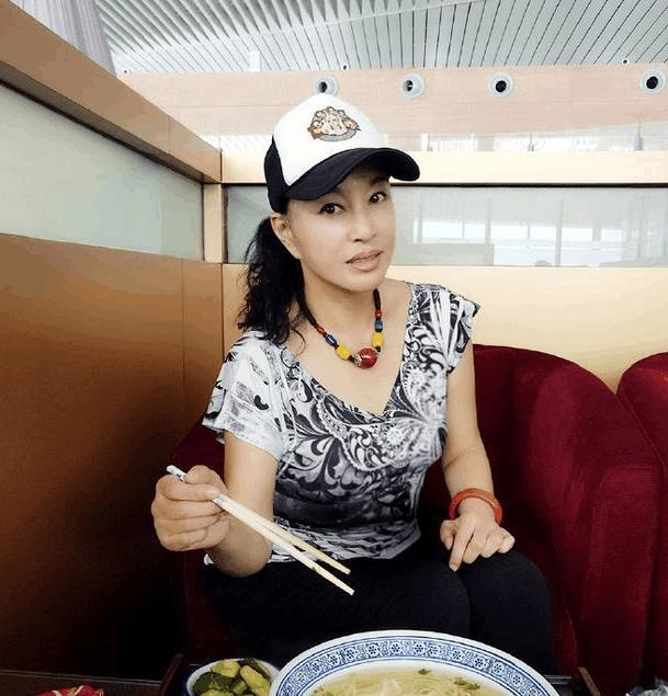 明星卸妝後的真實模樣，baby素顏辣眼睛，她才是真正的美人坯子！