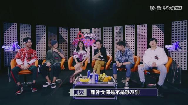 楊冪把腿擰成了麻花，網友：這種坐姿她是怎麼做到的？