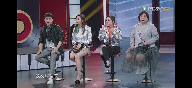 楊冪把腿擰成了麻花，網友：這種坐姿她是怎麼做到的？