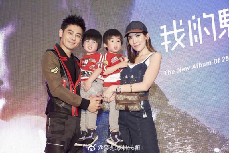 林志穎攜妻兒「現身墾丁街道」，「零遮掩」路邊攤買吃玩彈珠！網友直呼：「幸福的味道！」