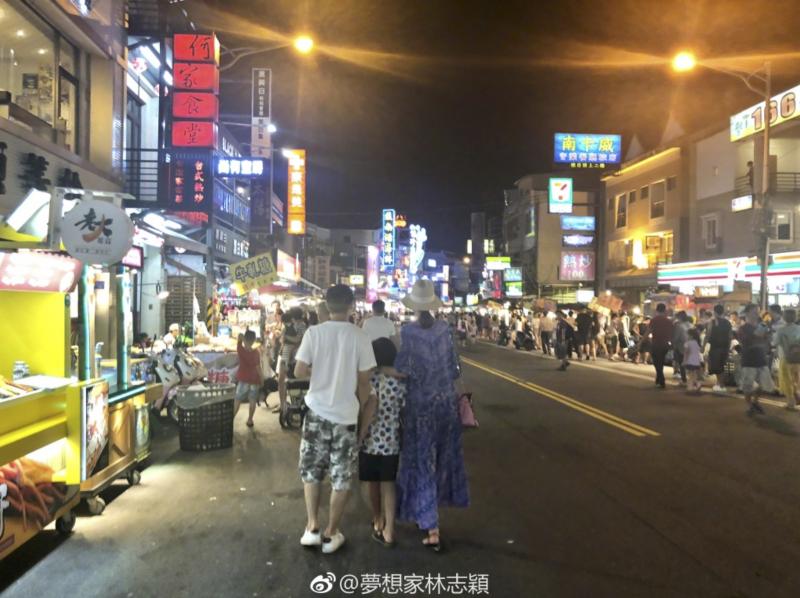 林志穎攜妻兒「現身墾丁街道」，「零遮掩」路邊攤買吃玩彈珠！網友直呼：「幸福的味道！」