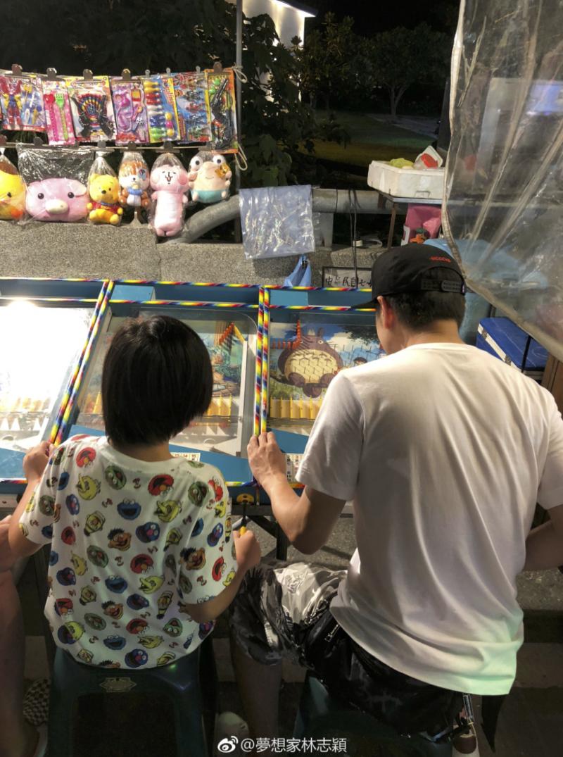 林志穎攜妻兒「現身墾丁街道」，「零遮掩」路邊攤買吃玩彈珠！網友直呼：「幸福的味道！」
