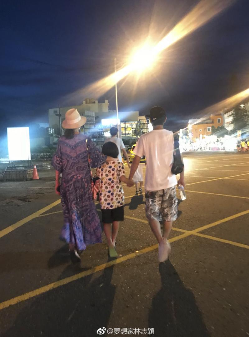林志穎攜妻兒「現身墾丁街道」，「零遮掩」路邊攤買吃玩彈珠！網友直呼：「幸福的味道！」