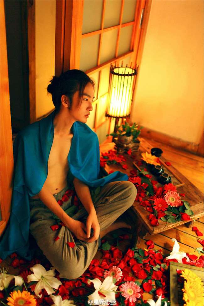 他就是「同時擁有男女特質的美男」爆紅後遭質疑整形，但學生畢業照一拿出來酸民都閉嘴了