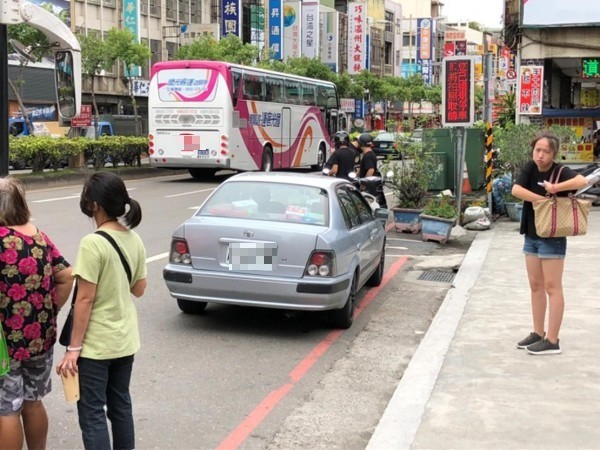 內壢火車站周邊違停要小心！超過3分鐘就拍照舉發 