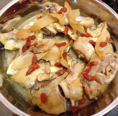 紹興酒當歸藥材蒸雞，食譜很簡單.......