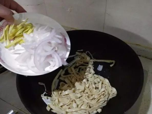 這三種菜一起炒，簡直好吃到沒話說，非常鮮，還軟化血管保護心髒！ 
