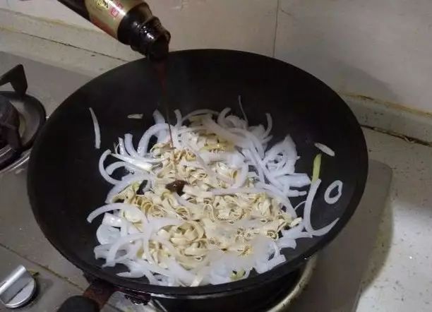 這三種菜一起炒，簡直好吃到沒話說，非常鮮，還軟化血管保護心髒！ 