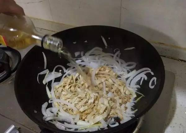 這三種菜一起炒，簡直好吃到沒話說，非常鮮，還軟化血管保護心髒！ 