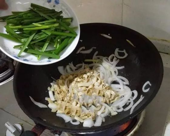 這三種菜一起炒，簡直好吃到沒話說，非常鮮，還軟化血管保護心髒！ 