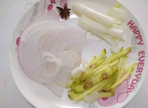 這三種菜一起炒，簡直好吃到沒話說，非常鮮，還軟化血管保護心髒！ 