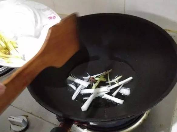 這三種菜一起炒，簡直好吃到沒話說，非常鮮，還軟化血管保護心髒！ 
