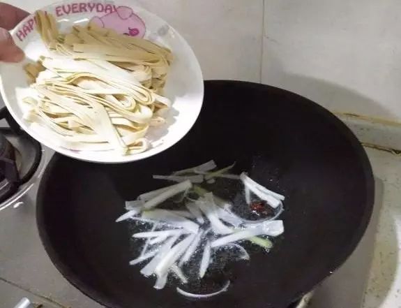 這三種菜一起炒，簡直好吃到沒話說，非常鮮，還軟化血管保護心髒！ 