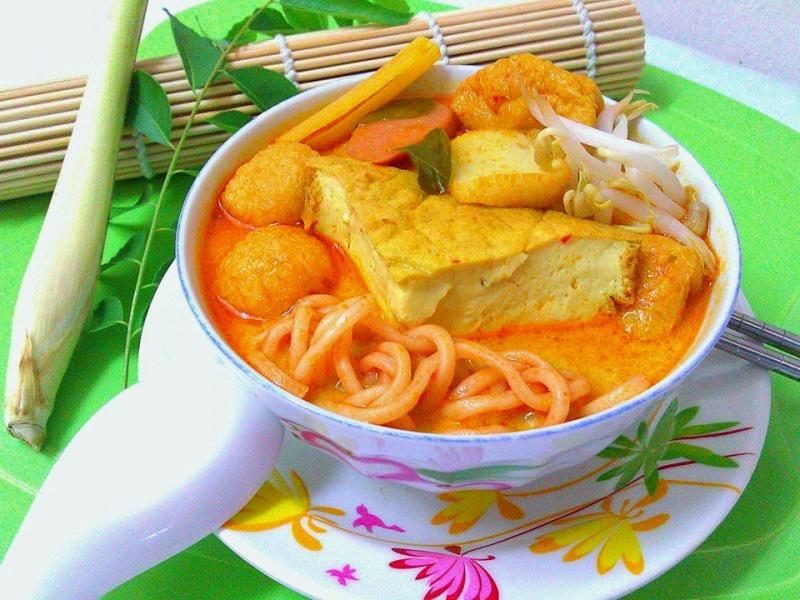 【自煮咖哩面 & 自製麵條】，材料可以放多多！美味十足~~ 