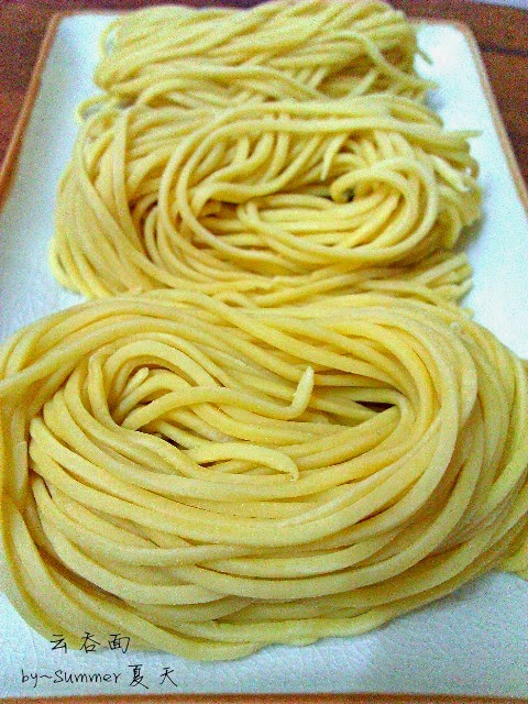【自煮咖哩面 & 自製麵條】，材料可以放多多！美味十足~~ 