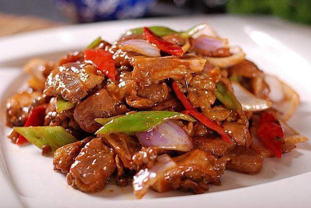 炒肉總是太老嚼不動？五星級廚師教你1簡單秘訣，肉質嫩滑超好吃
