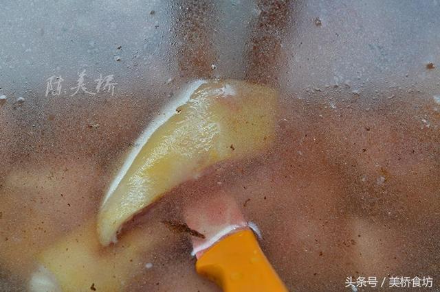 不用一滴水不用一滴油，電飯鍋燒豬蹄吃著彈彈彈，香到舔手指
