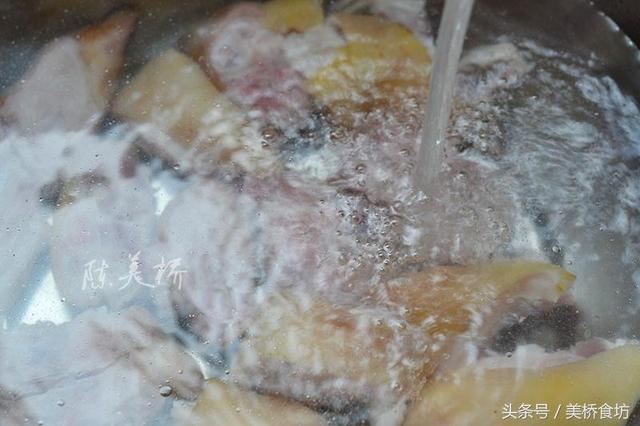 不用一滴水不用一滴油，電飯鍋燒豬蹄吃著彈彈彈，香到舔手指