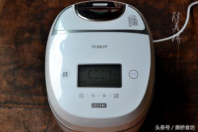 不用一滴水不用一滴油，電飯鍋燒豬蹄吃著彈彈彈，香到舔手指