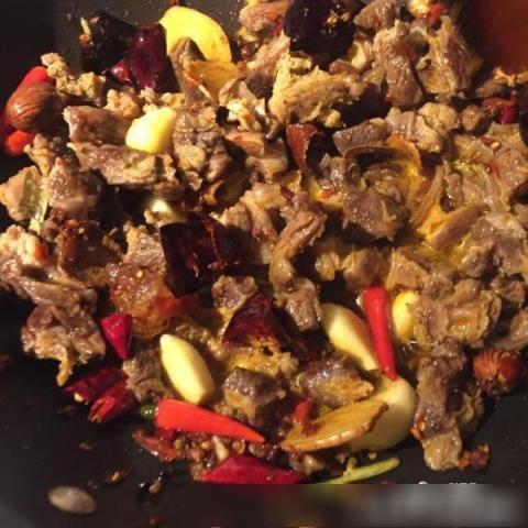 這道菜是我家餐桌上最熟悉的菜品，秋冬季進補，出現頻率也最高了 