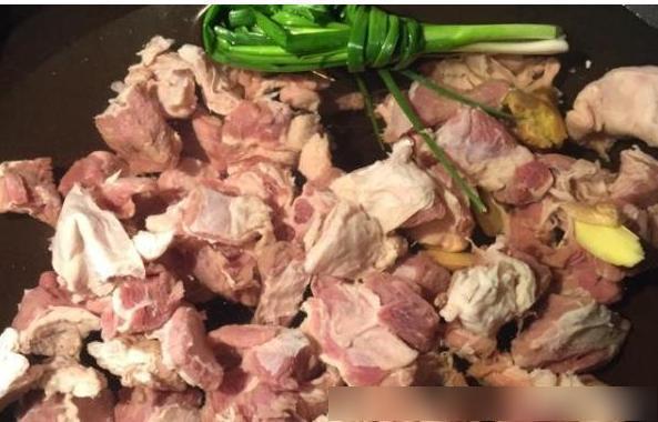 這道菜是我家餐桌上最熟悉的菜品，秋冬季進補，出現頻率也最高了 