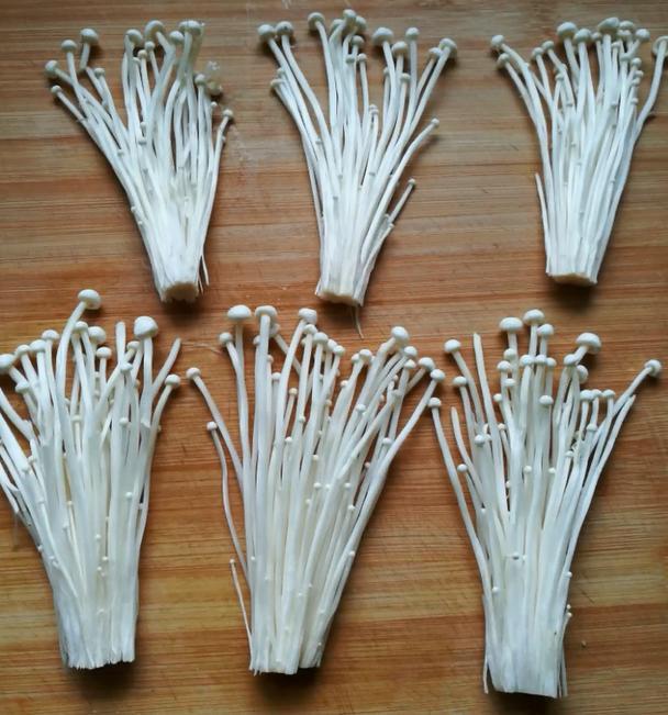 香噴噴的「酥炸金針菇」好吃又衛生，上菜保證 3分鐘就被家人搶光！ 