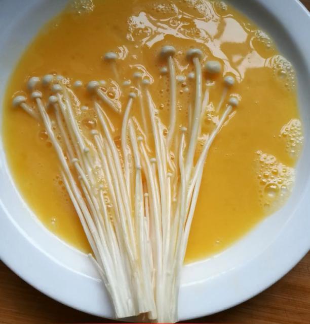 香噴噴的「酥炸金針菇」好吃又衛生，上菜保證 3分鐘就被家人搶光！ 