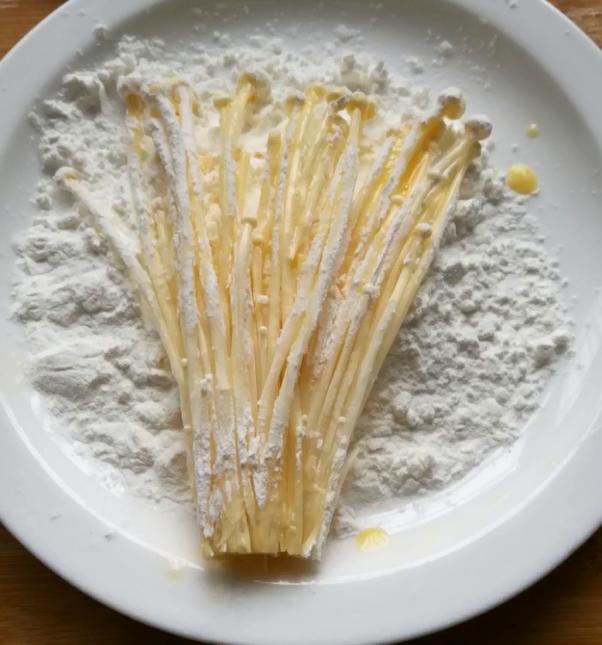香噴噴的「酥炸金針菇」好吃又衛生，上菜保證 3分鐘就被家人搶光！ 