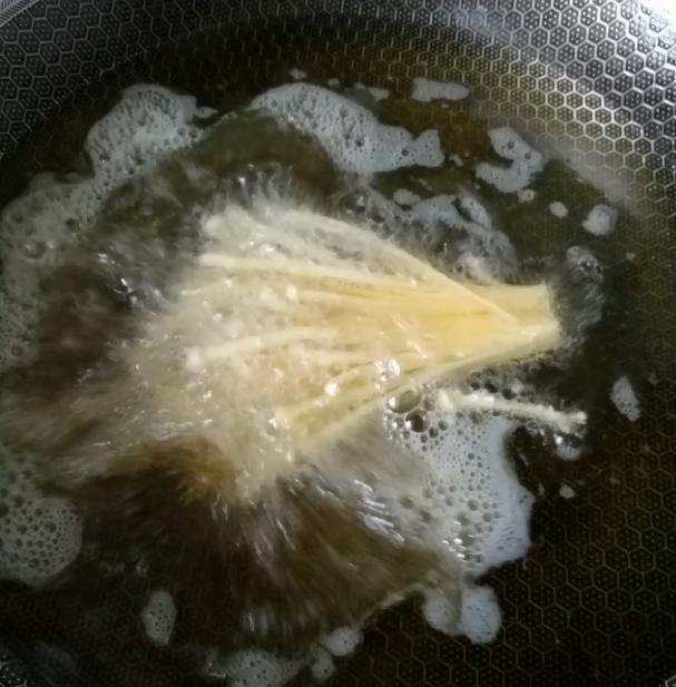 香噴噴的「酥炸金針菇」好吃又衛生，上菜保證 3分鐘就被家人搶光！ 