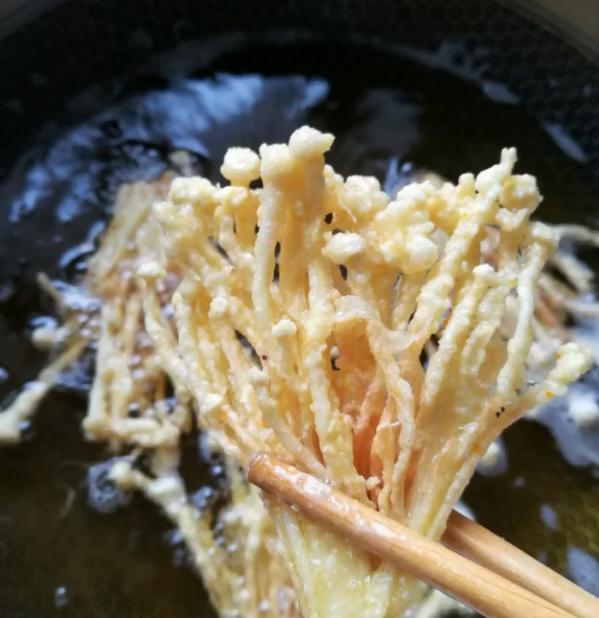 香噴噴的「酥炸金針菇」好吃又衛生，上菜保證 3分鐘就被家人搶光！ 