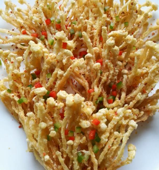 香噴噴的「酥炸金針菇」好吃又衛生，上菜保證 3分鐘就被家人搶光！ 