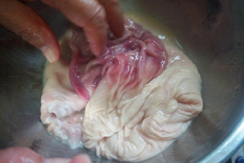 「洗豬肚」只需簡單幾步，洗得特乾淨，10分鐘輕鬆搞定！（附有豬肚湯的詳細做法） 