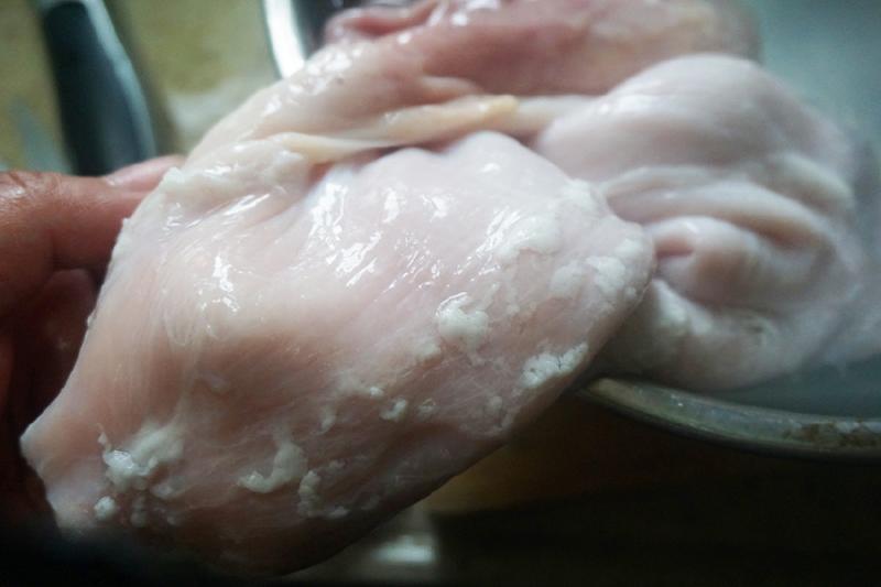「洗豬肚」只需簡單幾步，洗得特乾淨，10分鐘輕鬆搞定！（附有豬肚湯的詳細做法） 