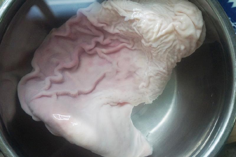 「洗豬肚」只需簡單幾步，洗得特乾淨，10分鐘輕鬆搞定！（附有豬肚湯的詳細做法） 
