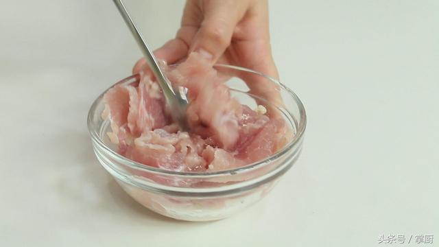 蔥爆瘦肉片的家常做法，8分鐘就學會，簡單又好吃，蔥香味濃郁