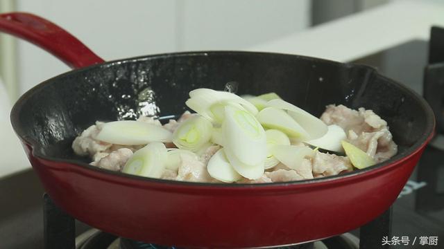 蔥爆瘦肉片的家常做法，8分鐘就學會，簡單又好吃，蔥香味濃郁