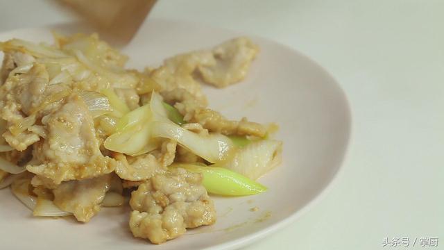 蔥爆瘦肉片的家常做法，8分鐘就學會，簡單又好吃，蔥香味濃郁