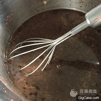 只需要攪拌均，就可以做出鬆軟的【馬來糕】啦！！