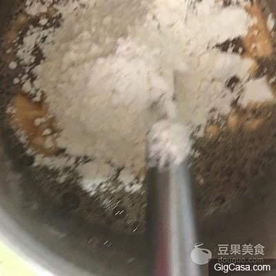 只需要攪拌均，就可以做出鬆軟的【馬來糕】啦！！