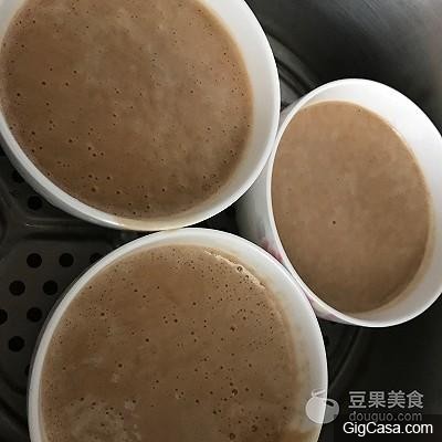 只需要攪拌均，就可以做出鬆軟的【馬來糕】啦！！