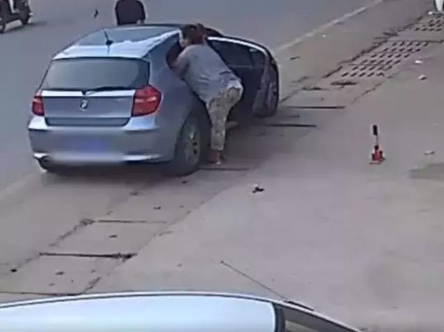 穿著名牌開著豪車的肥女人，偷完四隻小英牛後，回到主人家偷母狗