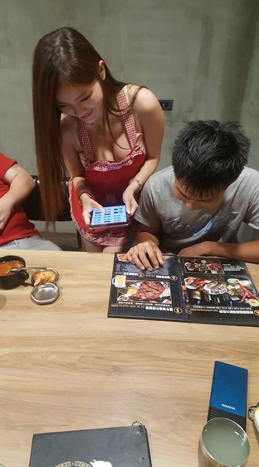 現在牛排館會不會太競爭…女服務生一轉身更暴動！光看就飽了
