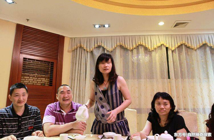 窮學生參加聚會，被同學嘲笑土老帽，她脫下外衣，大家紅了眼眶