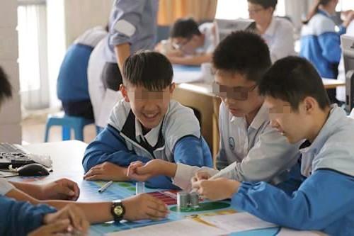 15歲孫子回老家看獨居奶奶，進門後哭著說：奶奶，以後我養你
