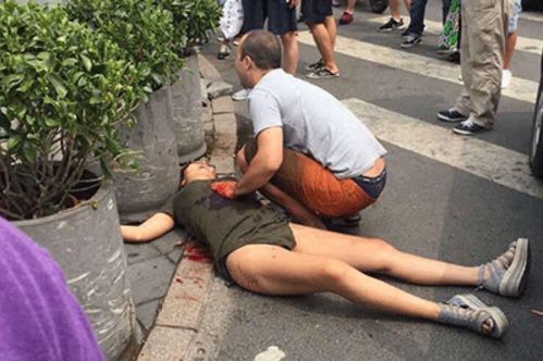 女子街上摔倒至昏迷，大叔上前人工呼吸，剛接近大叔嚇得連連後退