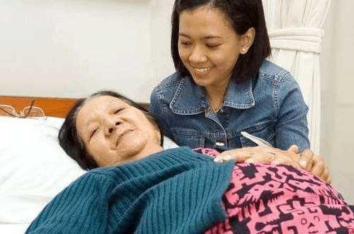 媽生病叔叔不借錢給我，姑姑打我一巴掌，八年後我給姑姑一套房