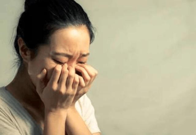 准公公哭窮沒給彩禮，只送我一個破鐵盒，2年後好奇打開，我愣了