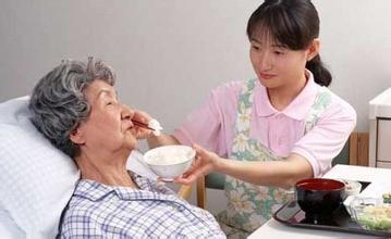 婆婆癱瘓後，老公每天往屋裡送飯，這天我替老公送了，出來後立馬報警...